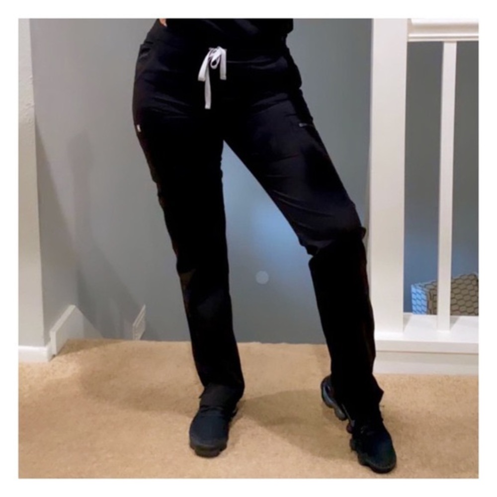 Figs women’s black skinny scrub pant